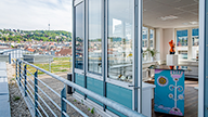 Aufenthaltsraum mit Dachterrasse.